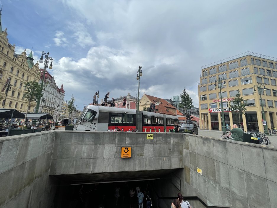 Natáčení závěru ikonické scény akčního hitu The Gray Man v Praze