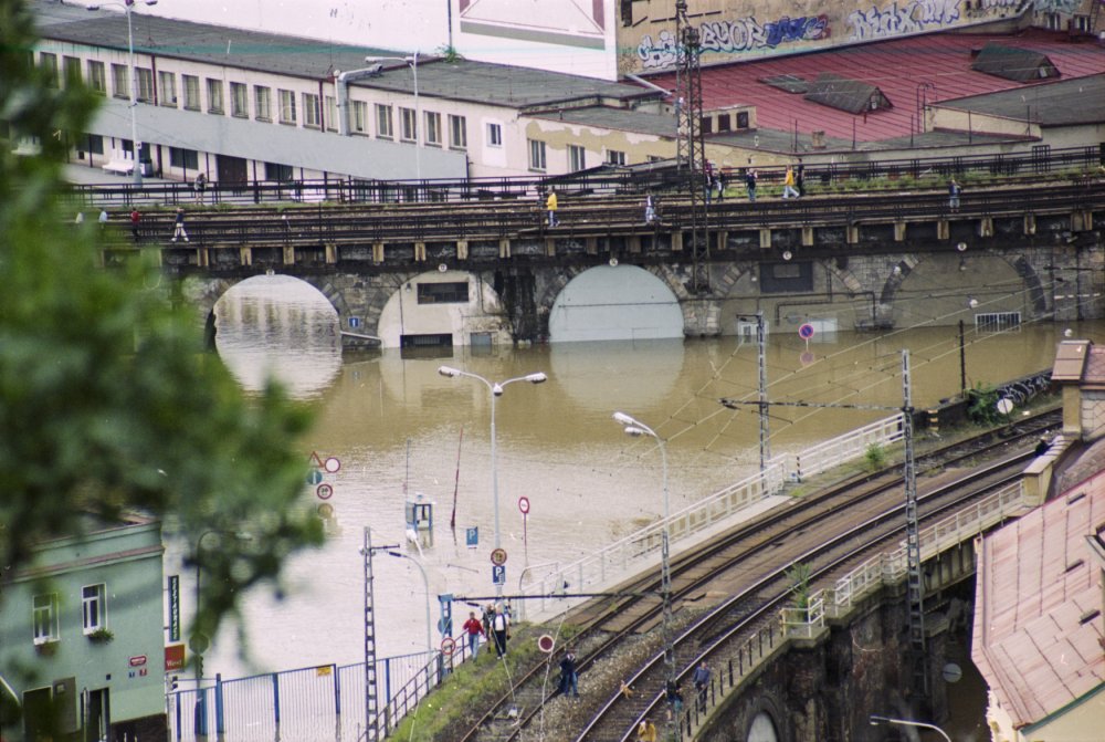 Pražský Karlín, který 13. srpna 2002 zaplavila rozvodněná řeka Vltava. Na snímku je zaplavené autobusové nádraží, ÚAN Florenc, Negrelliho viadukt a vlevo vzadu je zadní trakt Hudebního divadla Karlína.