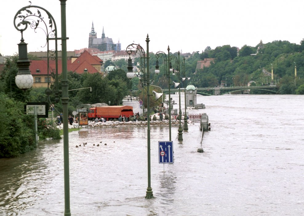 Rozvodněná Vltava v Praze na Dvořákově nábřeží 14. srpna 2002.