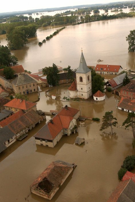 Zatopené Zálezlice 15. srpna 2002.