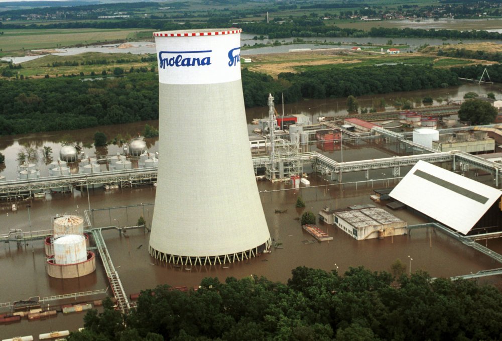 Zatopená chemička Spolana v Neratovicích 15. srpna 2002.