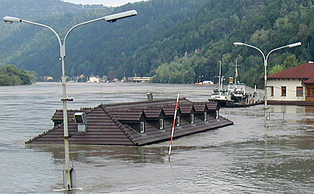 Zatopený hraniční přechod v Hřensku 16. srpna 2002.