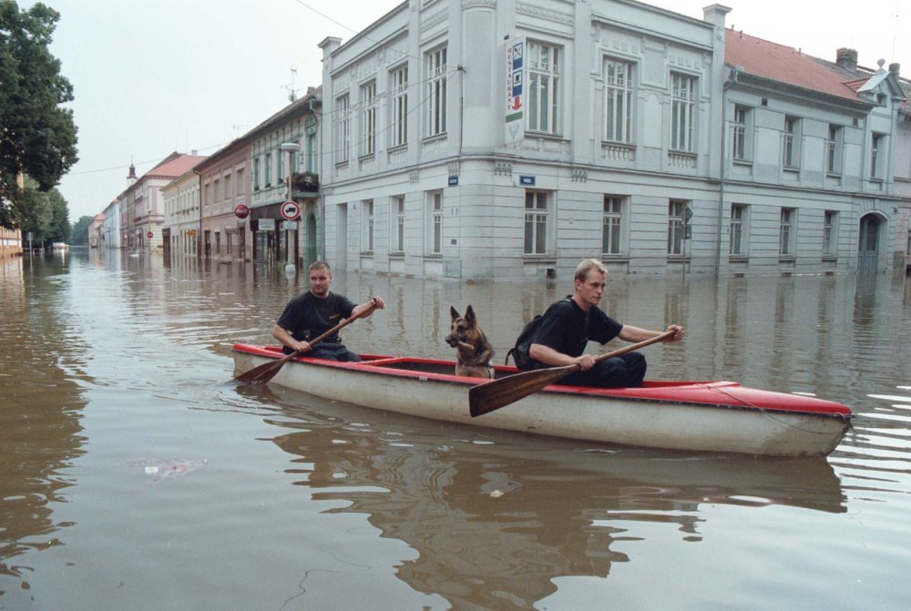 Policejní hlídka se služebním psem objíždí zatopenou část Terezína (18. srpna 2002).