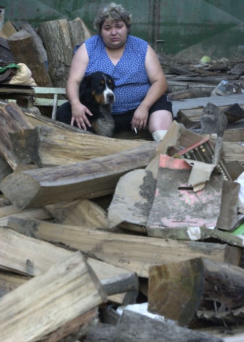 Únava se začala projevovat na ustaraných tvářích obyvatel Kozárovic na Mělnicku, kteří již několik dní odklízeli škody po povodních na svém majetku. Malá obec Kozárovice ležící necelý kilometr od Zálezlic na Mělnicku.
