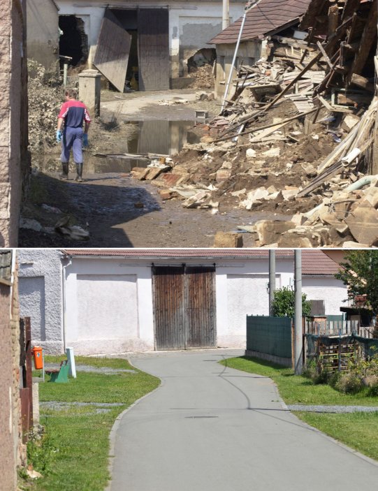 Ulice v obci Zálezlice na Mělnicku (na snímku z 23. července 2012), kterou roku 2002 postihly katastrofální povodně (na archivním snímku nahoře).