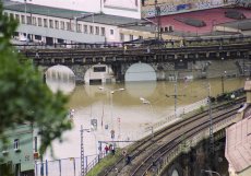 Pražský Karlín, který 13. srpna 2002 zaplavila rozvodněná řeka Vltava. Na snímku je zaplavené autobusové nádraží, ÚAN Florenc, Negrelliho viadukt a vlevo vzadu je zadní trakt Hudebního divadla Karlína.