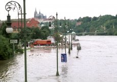 Rozvodněná Vltava v Praze na Dvořákově nábřeží 14. srpna 2002.