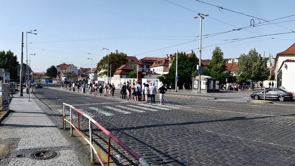 Klárov patří mezi kvůli turistům mezi nejvytíženější místo na Malé Straně. (na snímku současný stav)