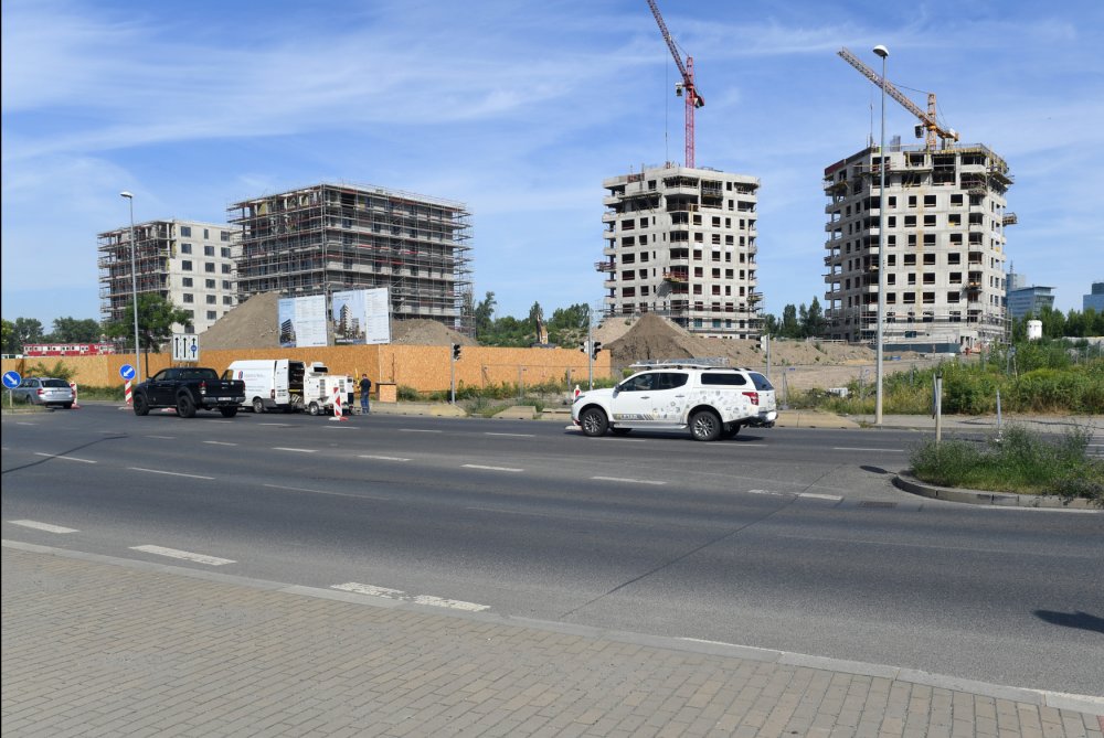 Na pravém břehu Vltavy v sousedství Karlína a Libně probíhá kromě soukromých investic i několik městských projektů.