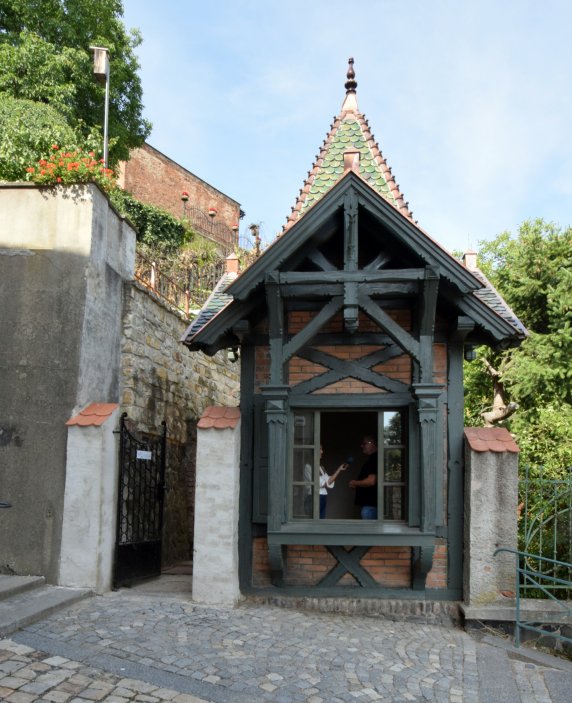 Jedna z nejmenších kulturních památek na území České republiky, bývalá trafika v Žatci na Lounsku, je po roce opravená.