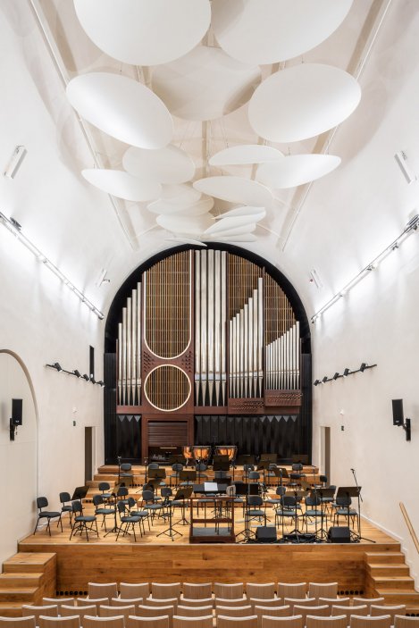 Jihočeská filharmonie sídlí od roku 1988 v budově bývalého kostela svaté Anny v Českých Budějovicích
