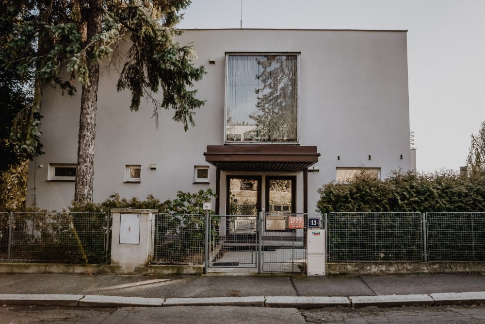 Na projektech jednotlivých domů pracovala pestrá směsice českých architektů: od Pavla Janáka, po Josefa Gočára, Evžena Linharta a Ladislava Žáka. 