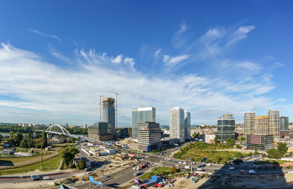 Silueta mrakodrapu Eurovea Tower ve stejnojmenném rezidenčním a administrativním komplexu.