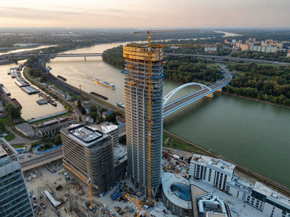 Jak vyrůstá mrakodrap Eurovea Tower ve stejnojmenném rezidenčním a administrativním komplexu.