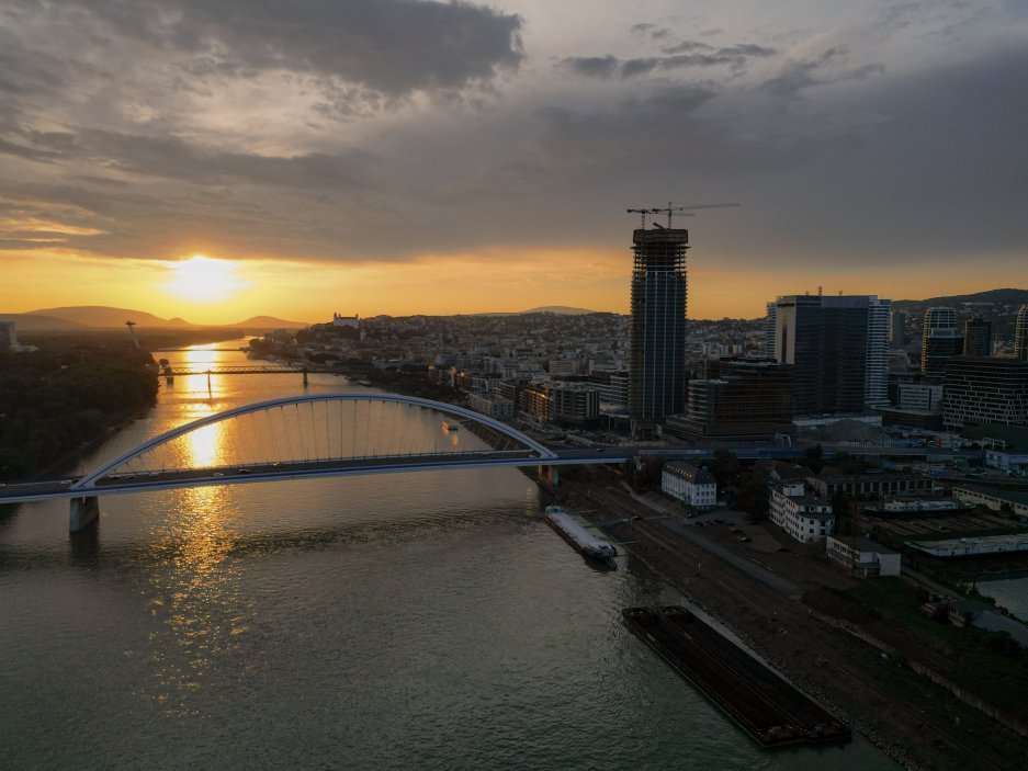 Silueta mrakodrapu Eurovea Tower ve stejnojmenném rezidenčním a administrativním komplexu.