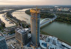 Jak vyrůstá mrakodrap Eurovea Tower ve stejnojmenném rezidenčním a administrativním komplexu.