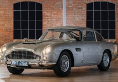 Aston Martin Jamese Bonda z filmu Není čas zemřít z roku 2021, odhadovaná cena 1,5 až dva miliony liber.