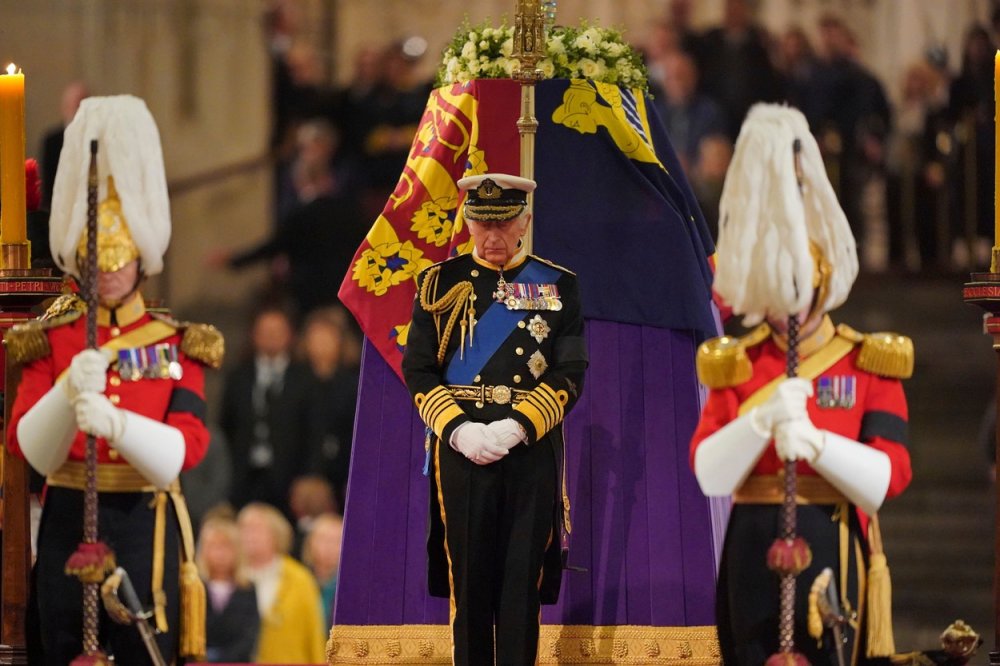 Nový britský král Karel III. stojí 16. září před katafalkem s ostatky své matky, královny Alžběty II. ve Westminsterském paláci.
