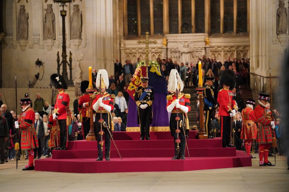 Nový britský král Karel III. stojí 16. září před katafalkem s ostatky své matky, královny Alžběty II. ve Westminsterském paláci.
