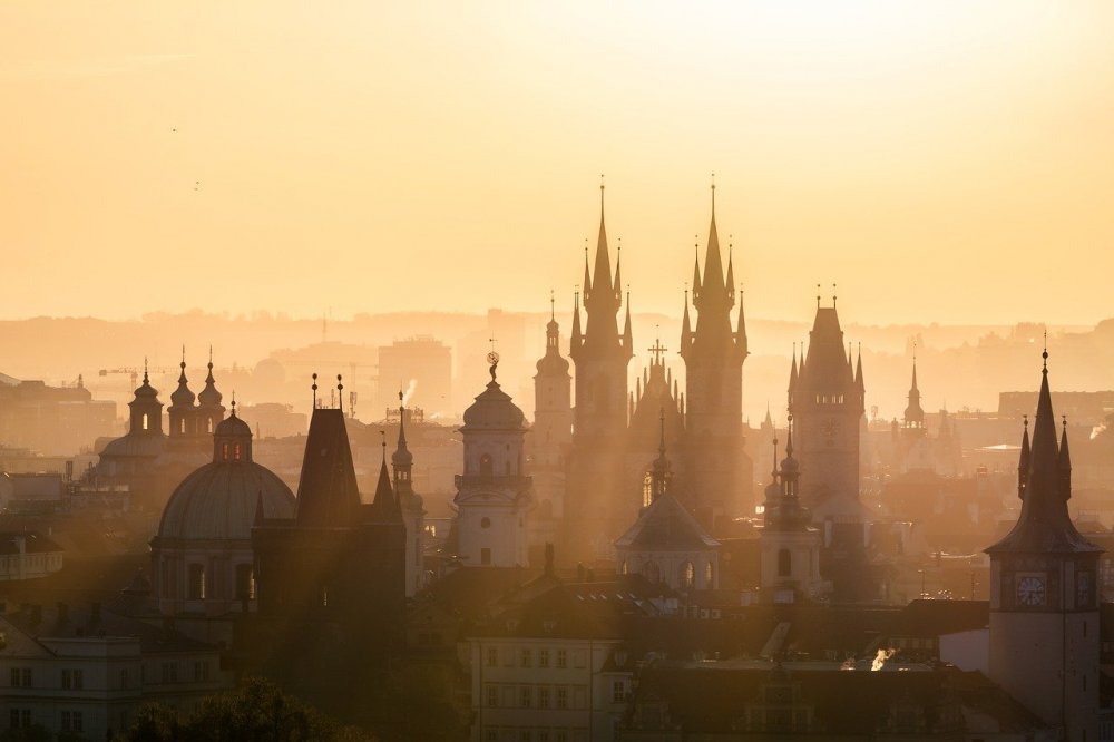 Praha stověžatá, pohled v ranní oparu