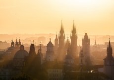 Praha stověžatá, pohled v ranní oparu