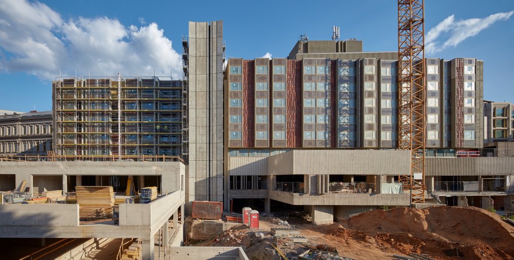 Bývalý hotel InterContinental postavený v letech 1968 až 1974 pod vedením Karla Filsaka v historickém centru Prahy patří k vrcholným ukázkám středoevropské brutalistní architektury. 