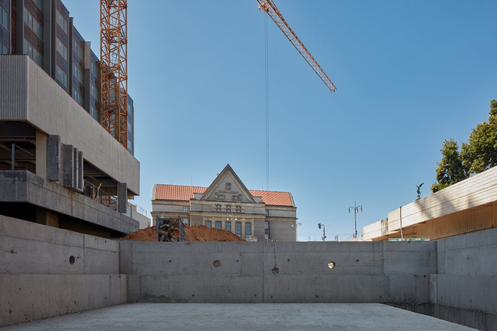K prvním stavebním zásahům brutalistní stavby došlo na počátku 90. let, a to pod taktovkou architekta Romana Kouckého.