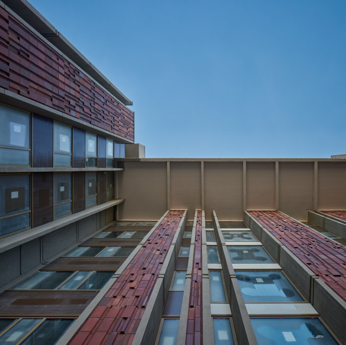 Ani to však nestačilo k úplné nápravě a některé části stavby bylo třeba zcela nahradit.