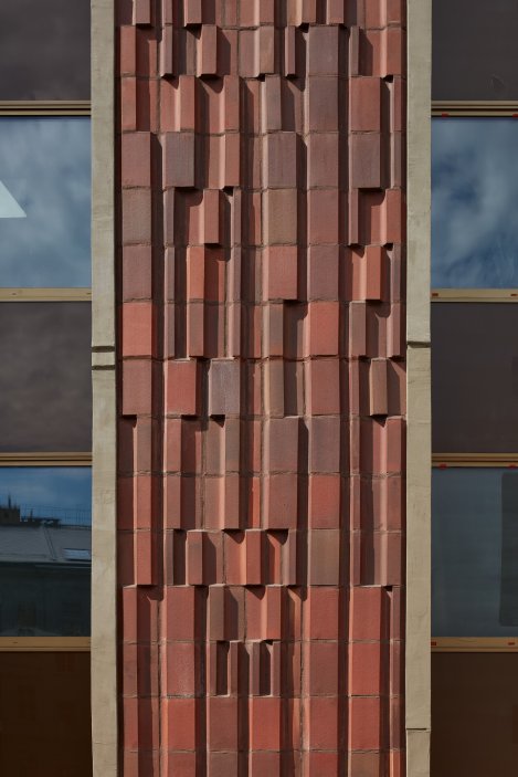 Jejich autentické repliky byly s důrazem na rozdílnou šířku, strukturu i barevnost rok a půl vyvíjeny a následně vyráběny v malé rodinné cihlárně.