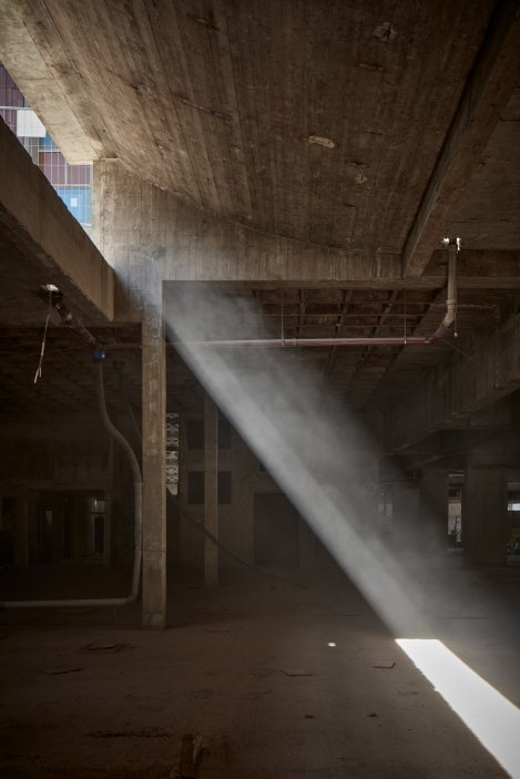 Celou řadu postupů bylo třeba vyvinout i pro vizuální stránku materiálu s cílem vrátit pohledovým betonům shodný tón včetně otisků dřevěných prken bednění, nepravidelností textury a určitých nedokonalostí provedení.