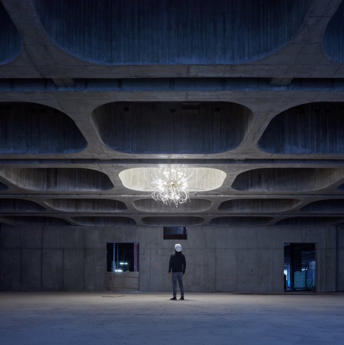 „Stavba i její detaily jsou stejně univerzální jako autentické, stejně mezinárodní, odrážející trendy brutalistní architektury jako kontextuální, vycházející z dobré znalosti prostředí Prahy a její historické architektury,” akcentuje autor projektu architekt Marek Tichý výjimečnost konceptu stavby.