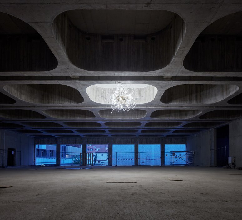 Strop je geometricky přesnou kopií původní verze navržené architektem Janem Šrámkem.