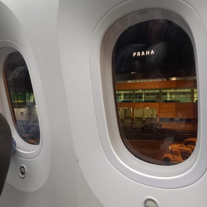 Dreamliner má u okének moderní stmívací skla ovládaná elektronickým tlačítkem. 