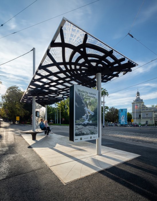 Projekt pražské zastávky s minimálním podílem lidské práce je první intervencí společnosti So Concrete do oblasti městského mobiliáře. Samotný přístřešek doplňuje také lavička a informační panely. 