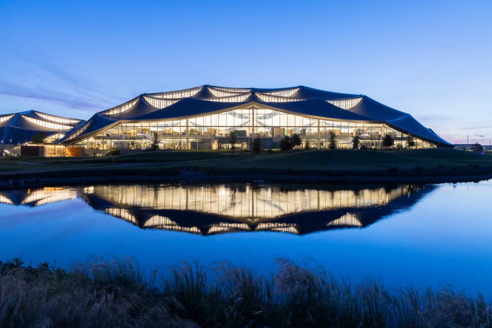 Google’s Bay View Campus - Silicon Valley, California, USA - Kampus, který tvoří tři hlavní budovy, zahrnuje pozemek o rozloze 42 akrů, z toho 17 akrů půdy je unikátních přírodních ploch. Budovy jsou postaveny tak, aby každý prostor měl přístup k přirozenému světlu a výhledům ven do přírody.  