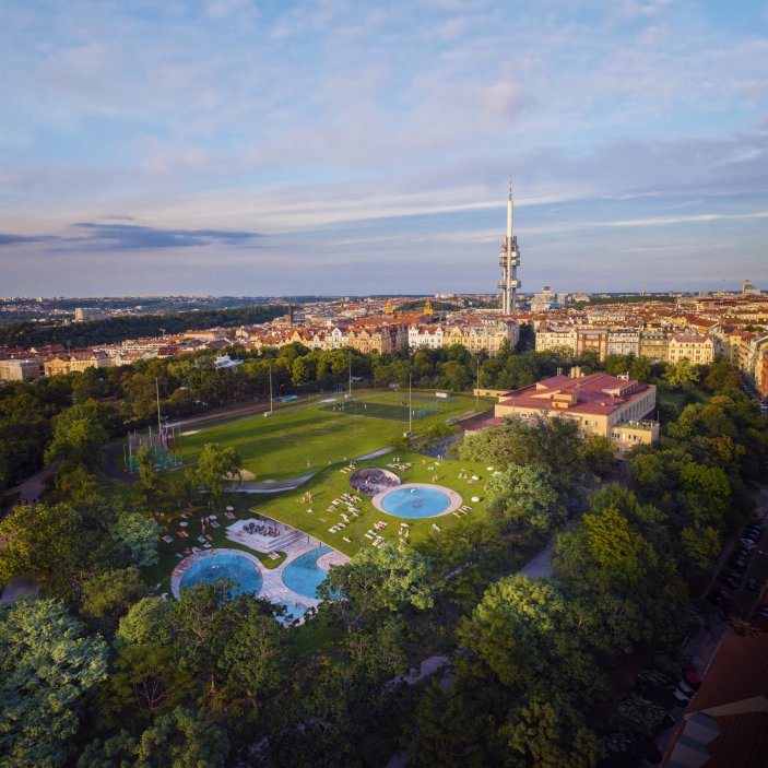 Architektonické řešení je postavené na splynutí lázní s prostorovými charakteristikami pozemku.