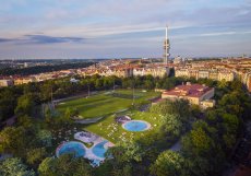 Architektonické řešení je postavené na splynutí lázní s prostorovými charakteristikami pozemku.