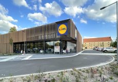 Vzhledem k tomu, že supermarket se nachází v historické zóně, v sousedství barokní sýpky, kladlo si město podmínky, jak bude objekt vypadat,