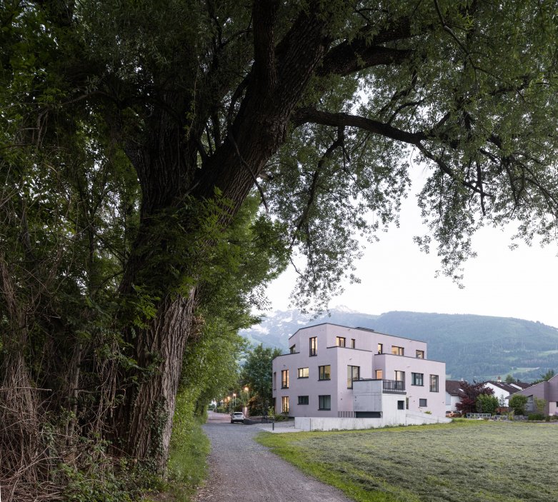 Nájemní bytový dům se nachází ve městě Sargans v kantonu St. Gallen ve Švýcarsku, na průsečíku tří velkých údolí, které zde vytváří mezi jinak strmými vrcholky Alp úrodnou nížinu.