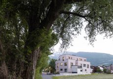 Nájemní bytový dům se nachází ve městě Sargans v kantonu St. Gallen ve Švýcarsku, na průsečíku tří velkých údolí, které zde vytváří mezi jinak strmými vrcholky Alp úrodnou nížinu.