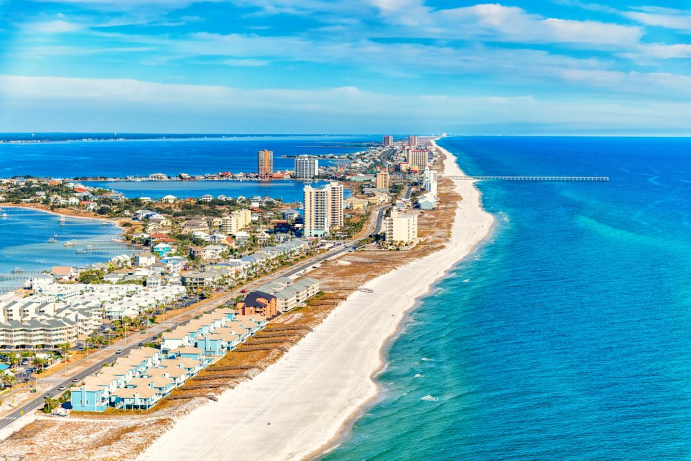 FLORIDA: Nejjižnější stát kontinentálních Spojených států nabízí příjemné klima po celý rok a díky své poloze na pobřeží Atlantiku je atraktivní pro investory z Evropy. Floridě se přezdívá slunečný stát, protože se chlubí více než 300 slunečnými dny v roce. Ceny nemovitostí se liší podle regionu. Nejdražší je jihovýchod Floridy v okolí Miami. Jinde, například na západním pobřeží v okolí Tampy, se ale dá malý domek se dvěma ložnicemi pořídit i za dva miliony korun.