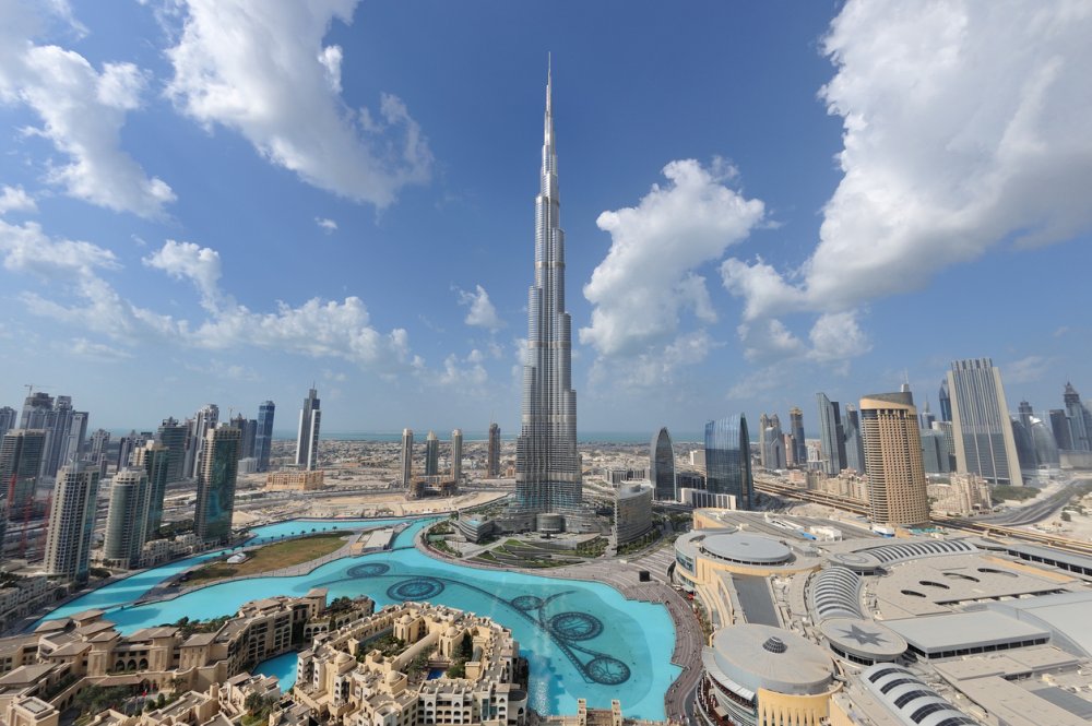 DUBAJ: Spojené arabské emiráty v poslední dekádě zažily výrazný růst na popularitě mezi tuzemskými investory i turisty. Ceny nemovitostí v Dubaji mají za sebou přes dva roky raketového růstu a zatím stoupají nadále. Byt 2+kk v centru města se dá pořídit od sedmi milionů korun, byty přímo na pláži stojí alespoň dvakrát tolik.