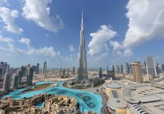DUBAJ: Spojené arabské emiráty v poslední dekádě zažily výrazný růst na popularitě mezi tuzemskými investory i turisty. Ceny nemovitostí v Dubaji mají za sebou přes dva roky raketového růstu a zatím stoupají nadále. Byt 2+kk v centru města se dá pořídit od sedmi milionů korun, byty přímo na pláži stojí alespoň dvakrát tolik.