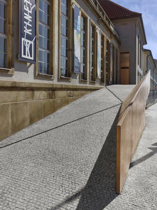 Vstup do Kunsthalle je vybudován na lávce, která vychází z chodníku a vede do zvýšené vstupní haly.