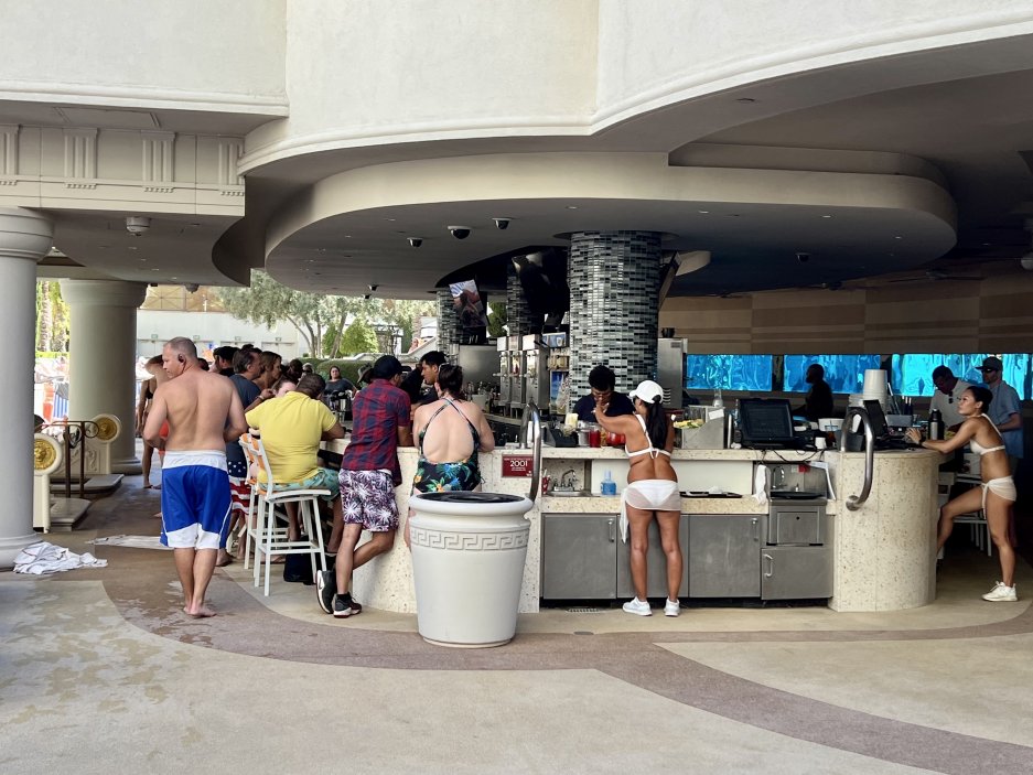Bary u bazénů jsou v obležení domácích (amerických) turistů 1