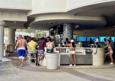 Bary u bazénů jsou v obležení domácích (amerických) turistů 1