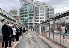 Čekání na autobus se protáhne i na půl hodiny a to bez jistoty, že v autobuse bude místo pro všechny