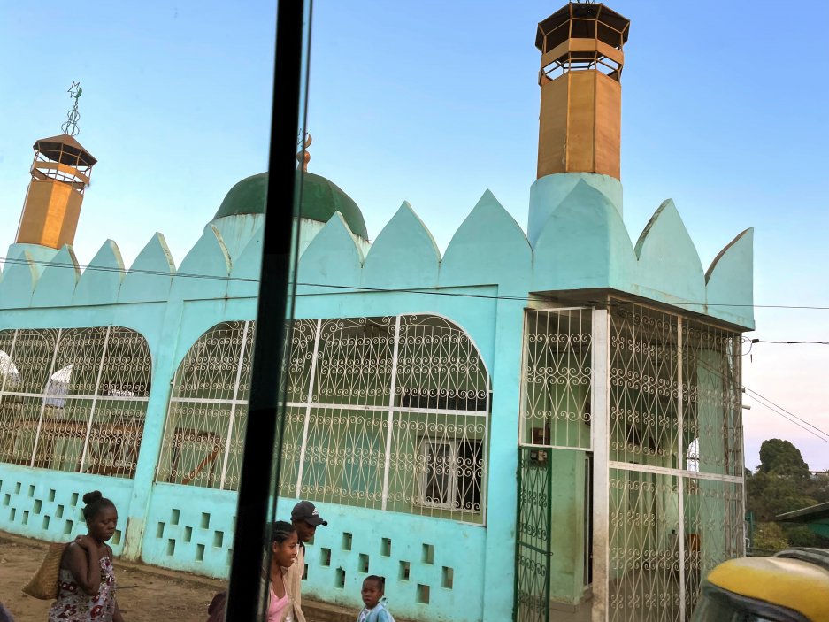 Na Madagaskaru se setkáte s katolicismem, protestanstvím, islámem i tradičním náboženstvím. Mešita Hell-Ville, Nosy Be, Madagaskar
