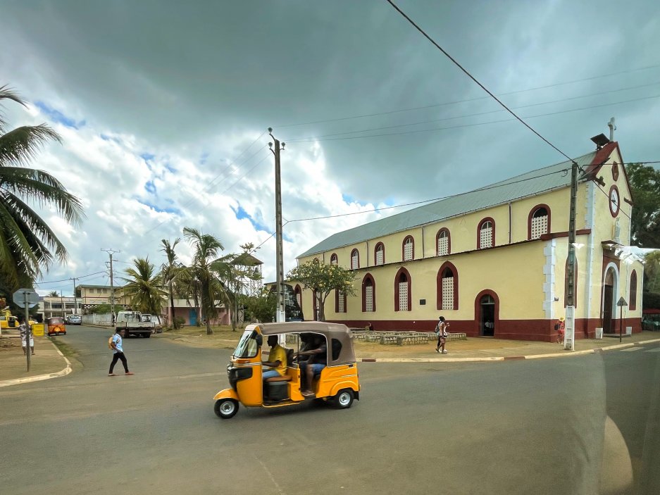 Na Madagaskaru se setkáte s katolicismem, protestanstvím, islámem i tradičním náboženstvím. Katolický kostel v Hell-Ville, Nosy Be, Madagaskar