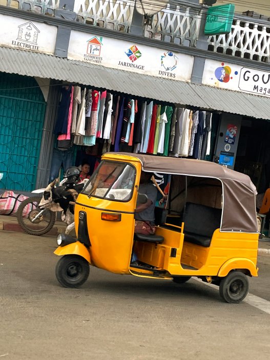 Jedním z nejtypičtějších zdejších vozítek je tuk-tuk, který slouží jako taxi. 